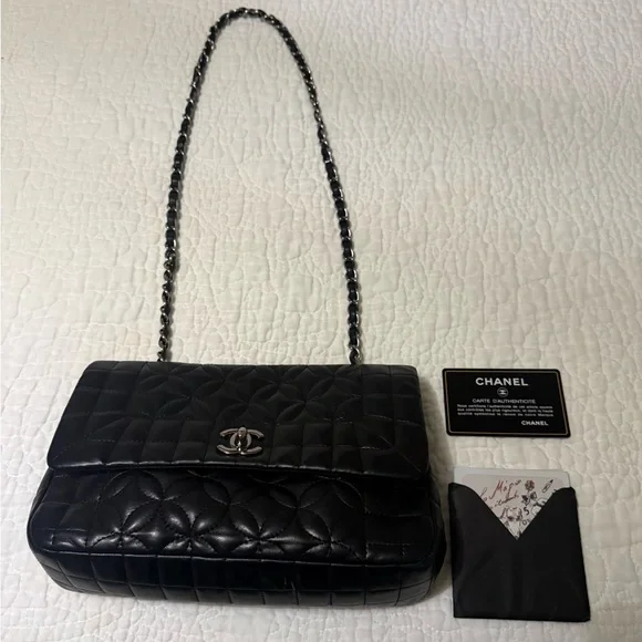 CHANEL Black Quilted Leather Shoulder Bag with Silver CC Lock - Picture 4 of 6